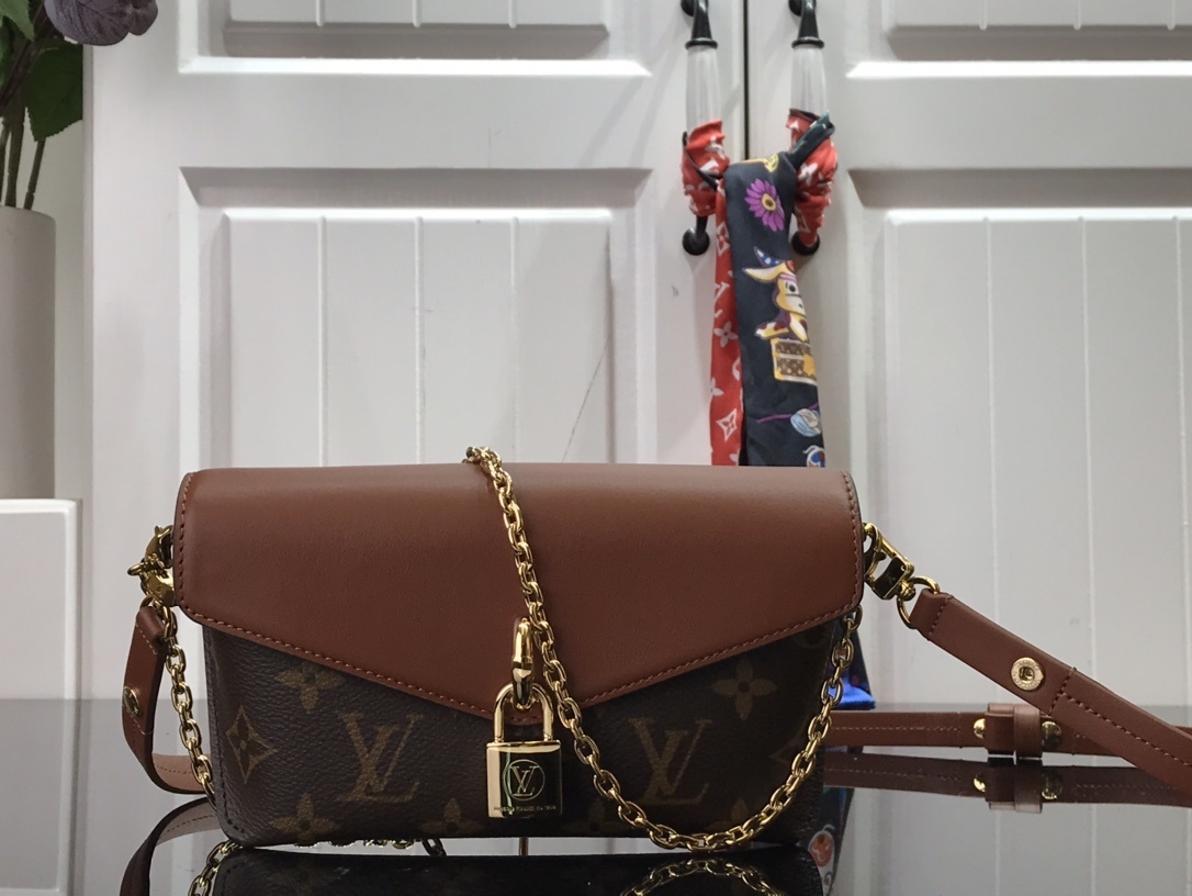LV PADLOCK ON STRAP BAG M80559