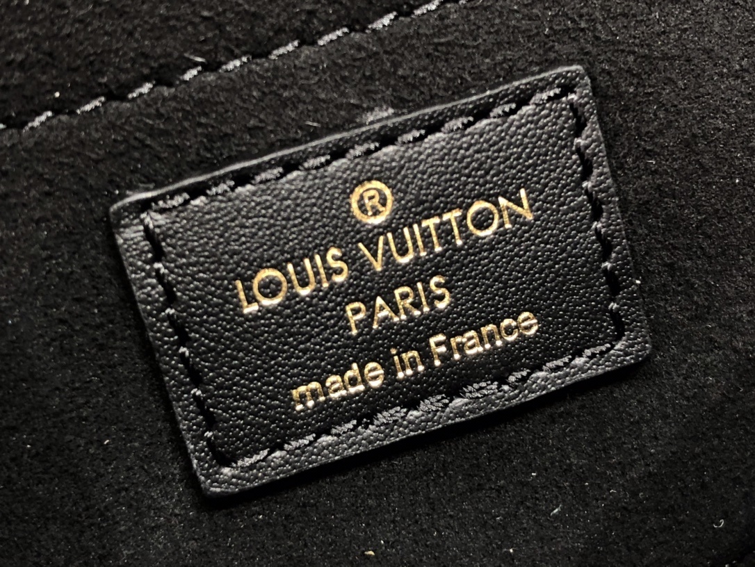 LV PADLOCK ON STRAP BAG M80559