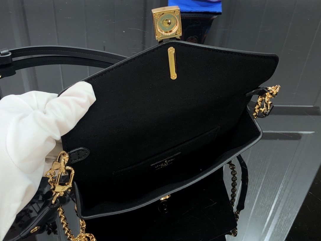 LV PADLOCK ON STRAP BAG M80559