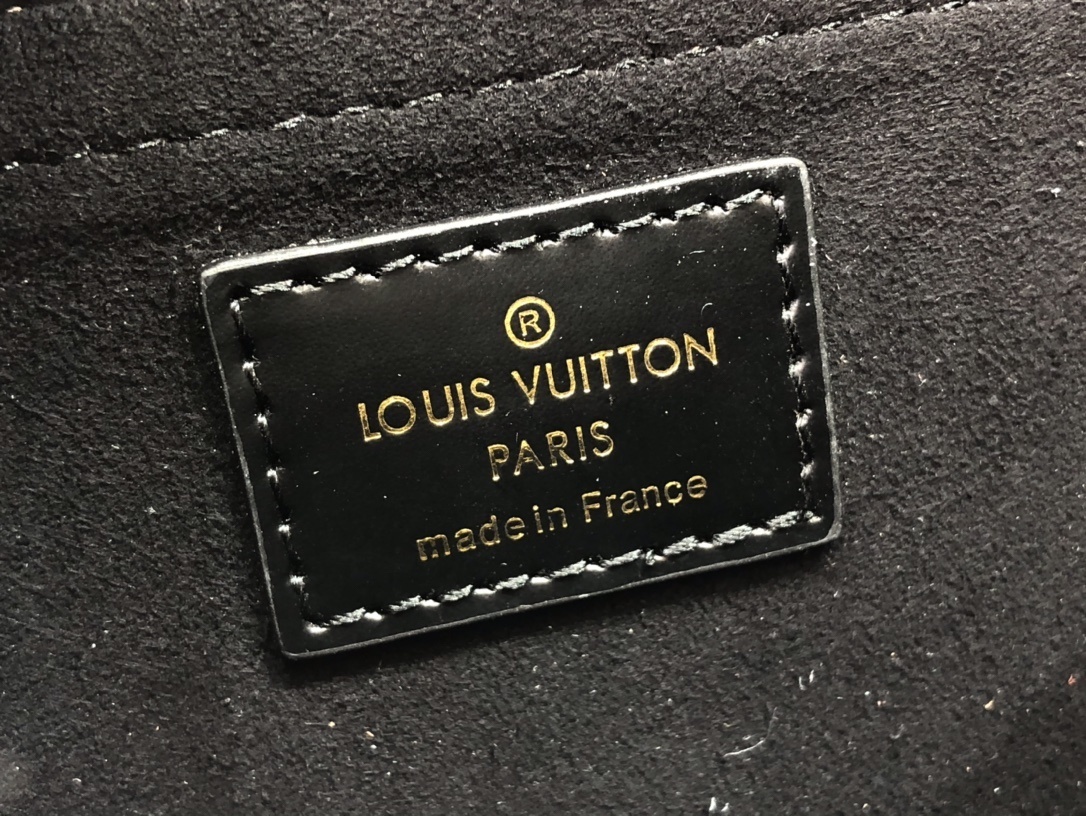 LV PADLOCK ON STRAP BAG M80819 