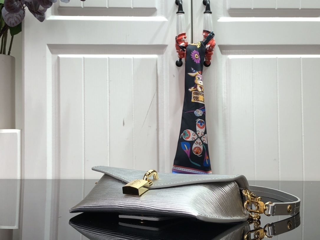 LV PADLOCK ON STRAP BAG M80819 