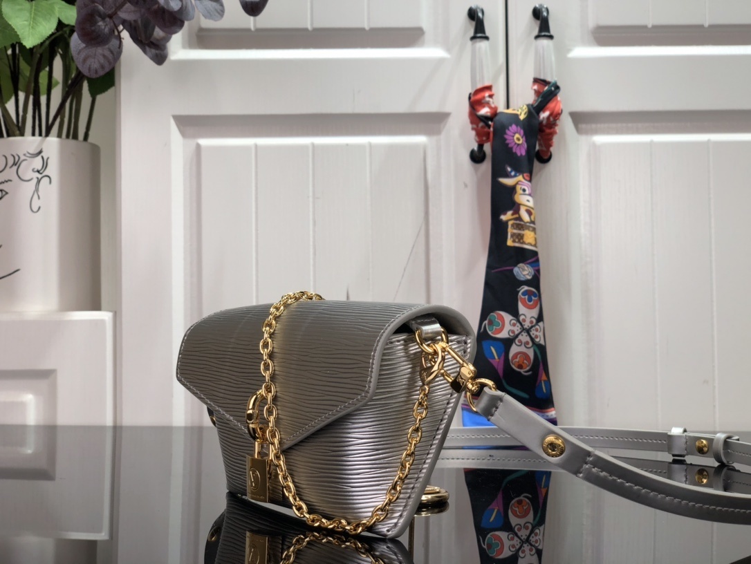 LV PADLOCK ON STRAP BAG M80819 