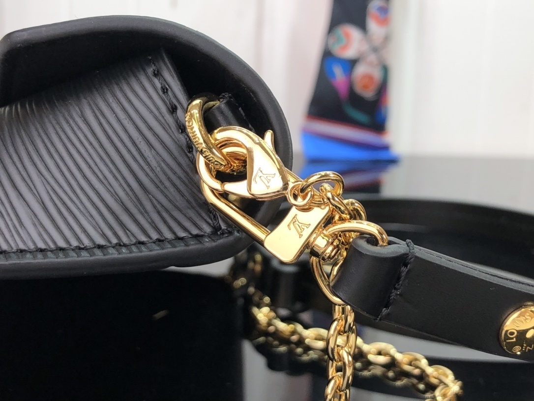 LV PADLOCK ON STRAP BAG M80819 