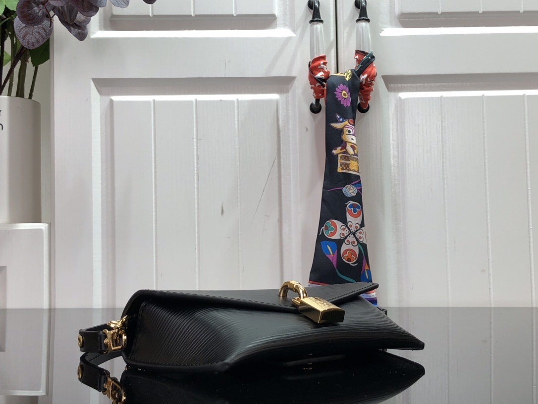 LV PADLOCK ON STRAP BAG M80819 