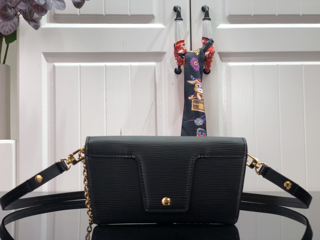 LV PADLOCK ON STRAP BAG M80819