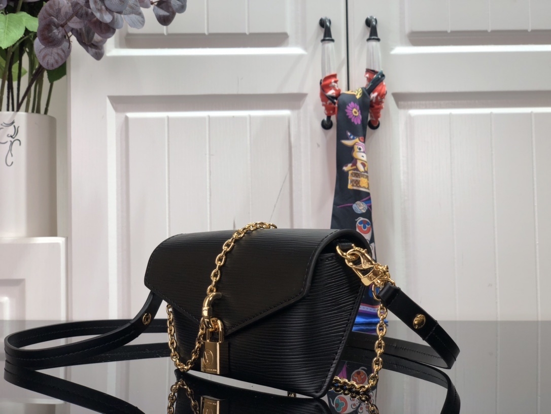 LV PADLOCK ON STRAP BAG M80819