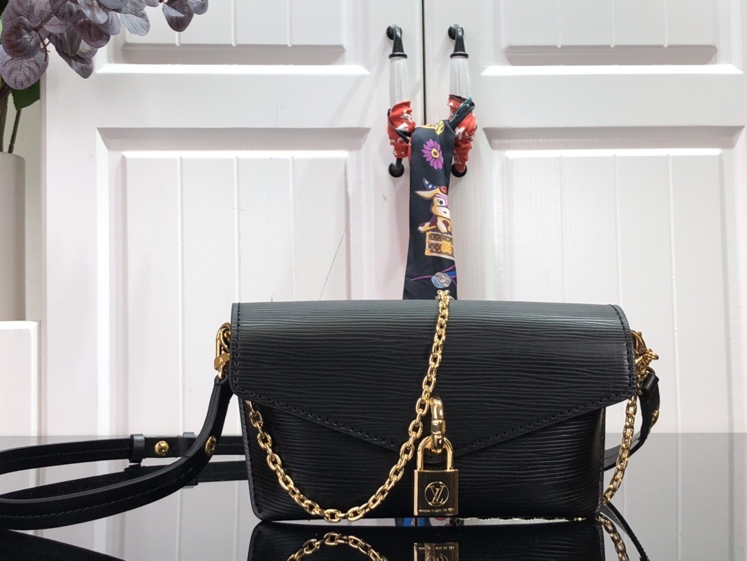 LV PADLOCK ON STRAP BAG M80819