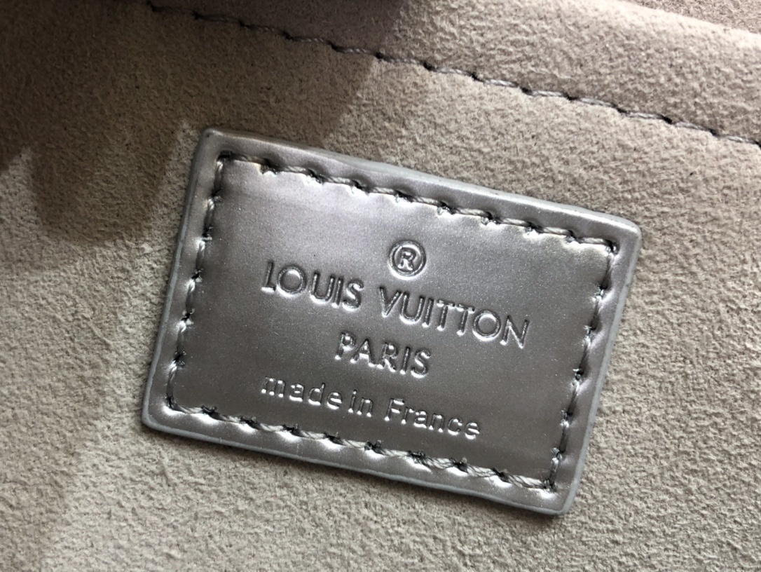 LV PADLOCK ON STRAP BAG M80819