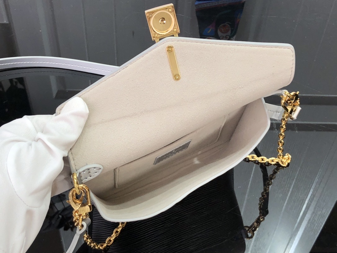 LV PADLOCK ON STRAP BAG M80819