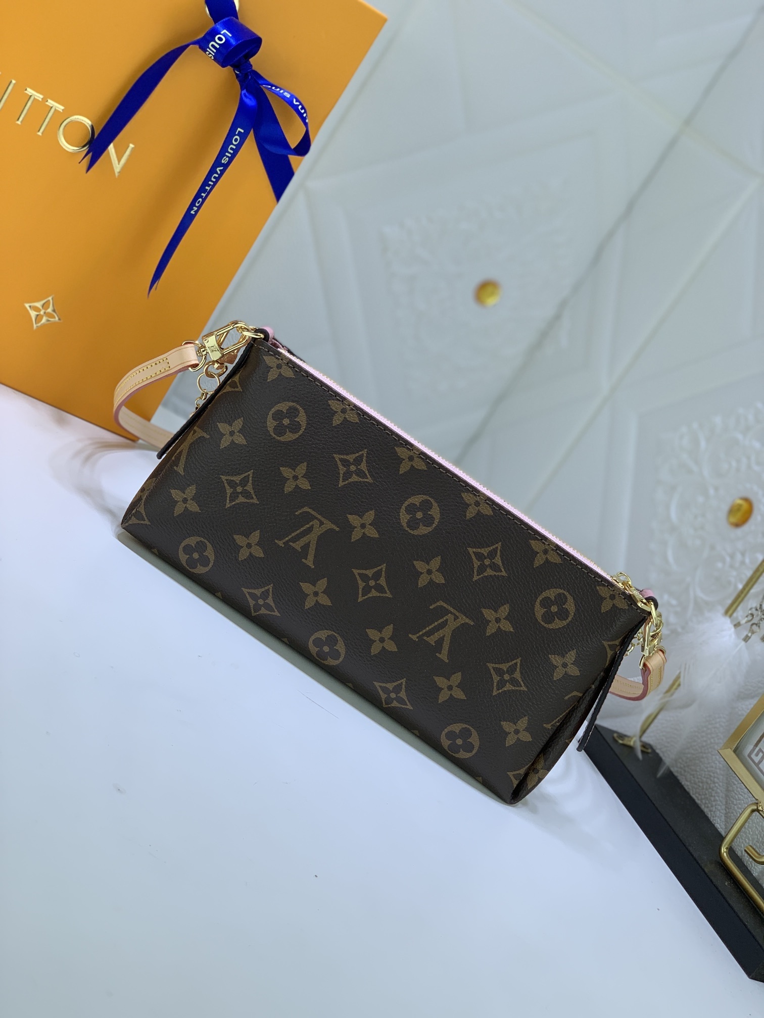 LV PALLS CLUTH M41638