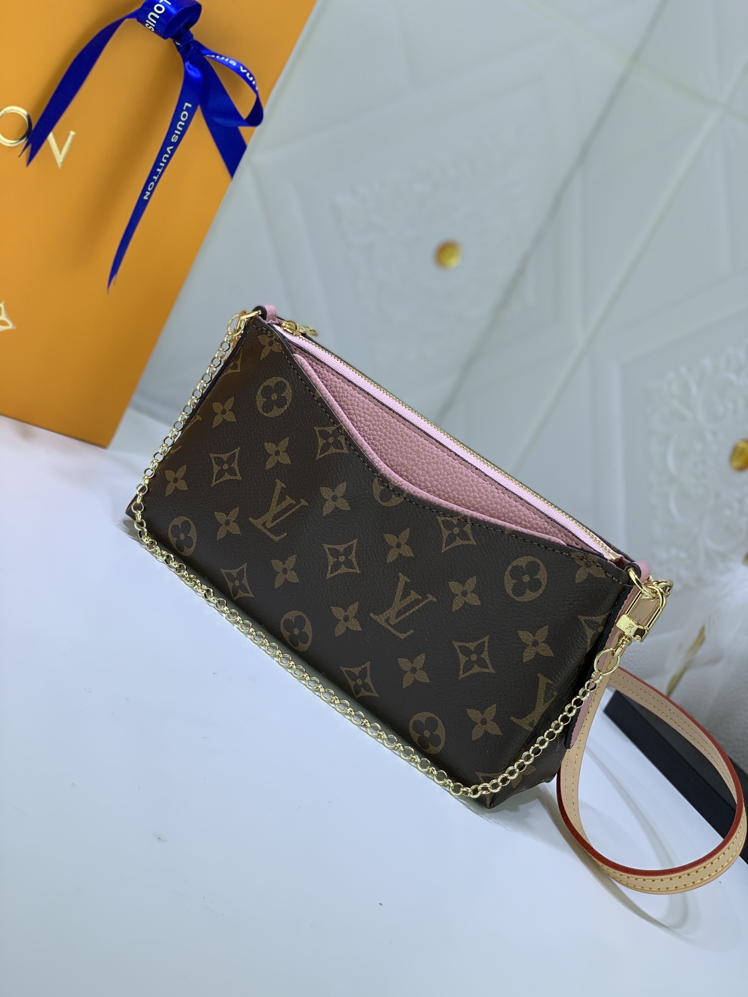 LV PALLS CLUTH M41638