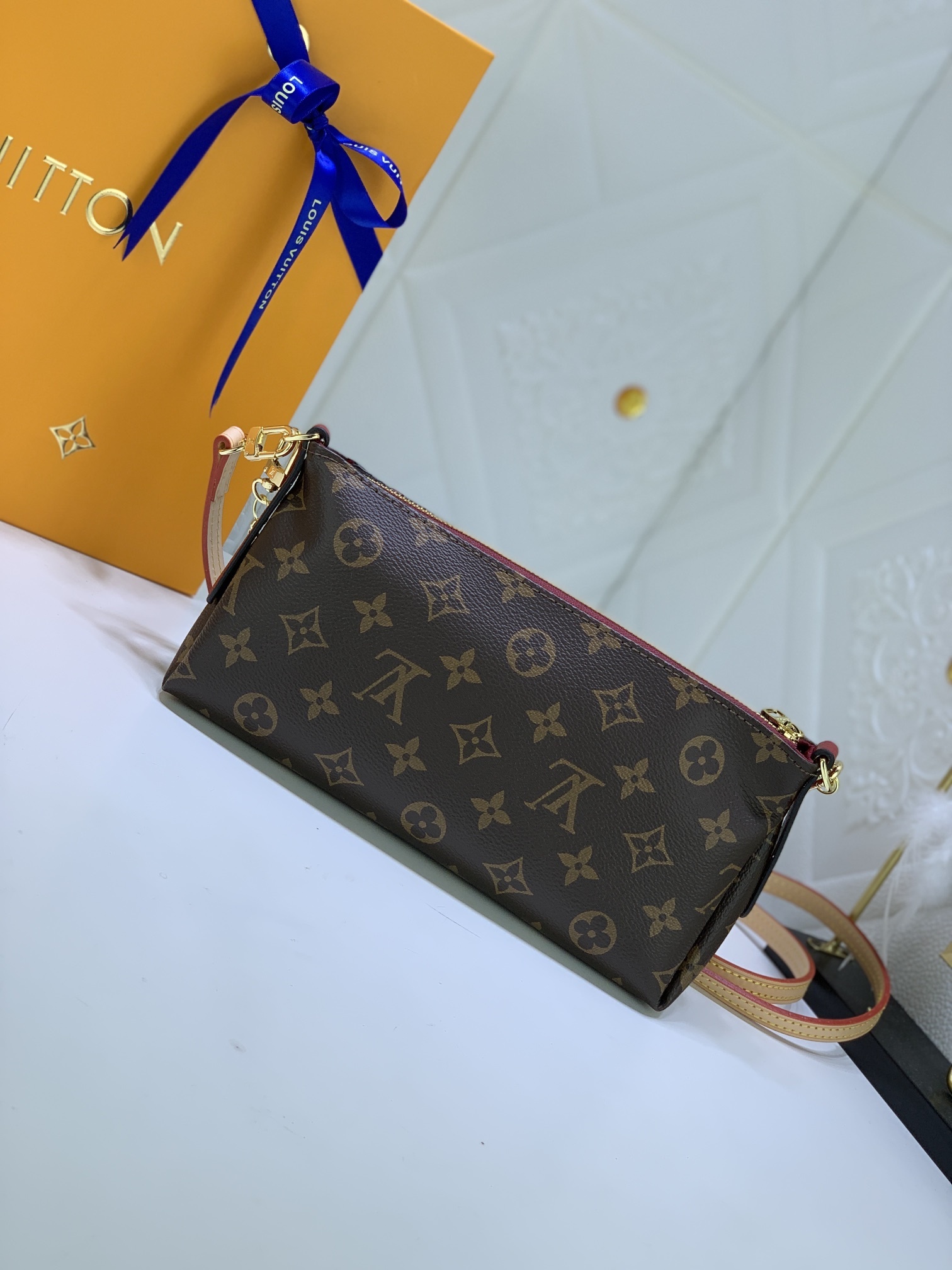 LV PALLS CLUTH M41638
