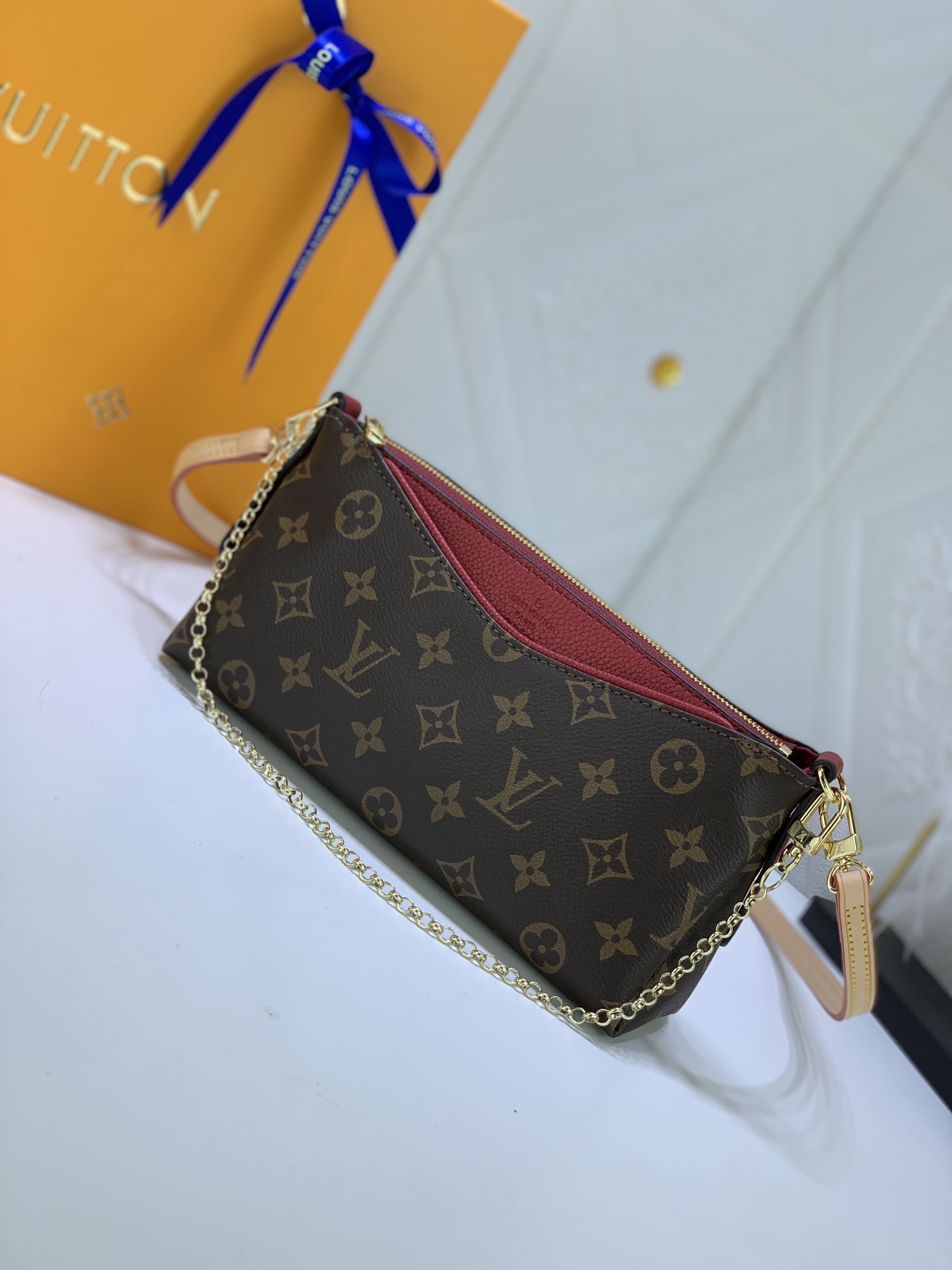 LV PALLS CLUTH M41638