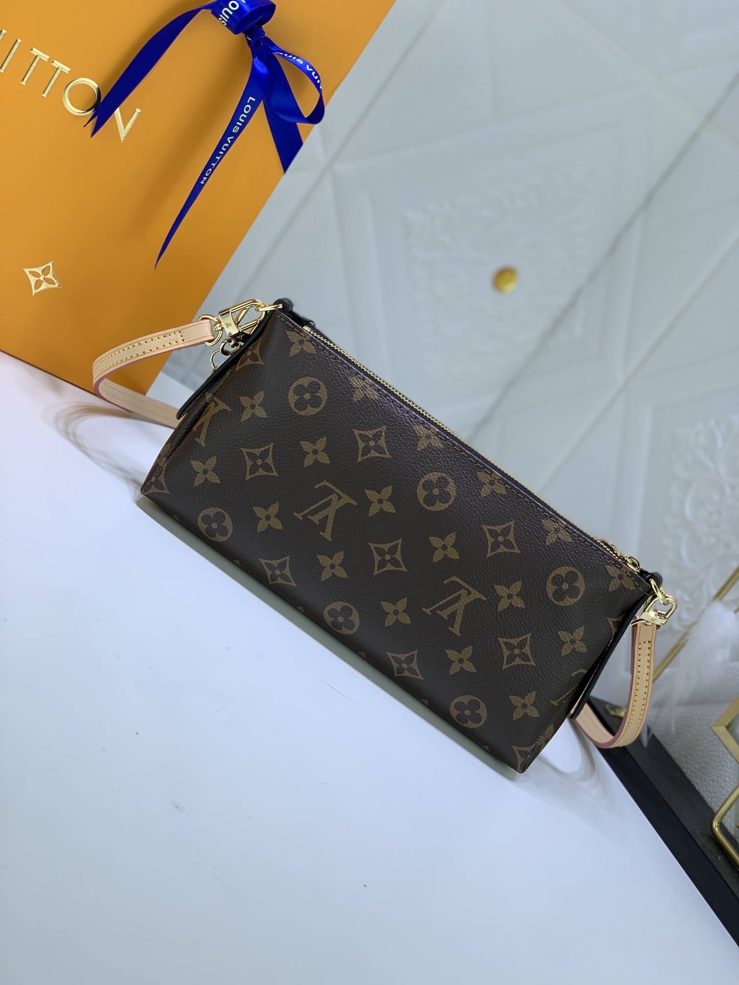 LV PALLS CLUTH M41638
