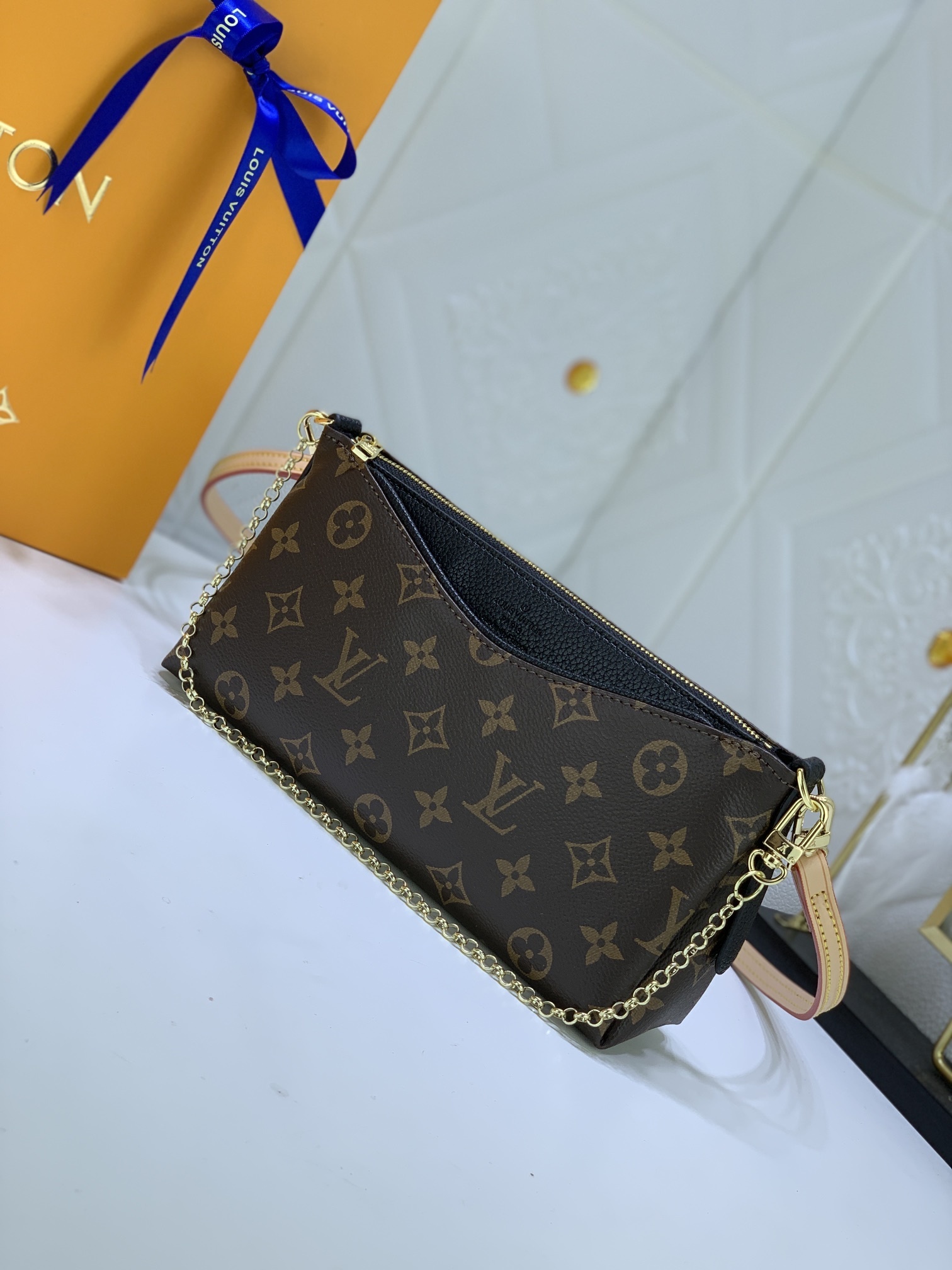 LV PALLS CLUTH M41638
