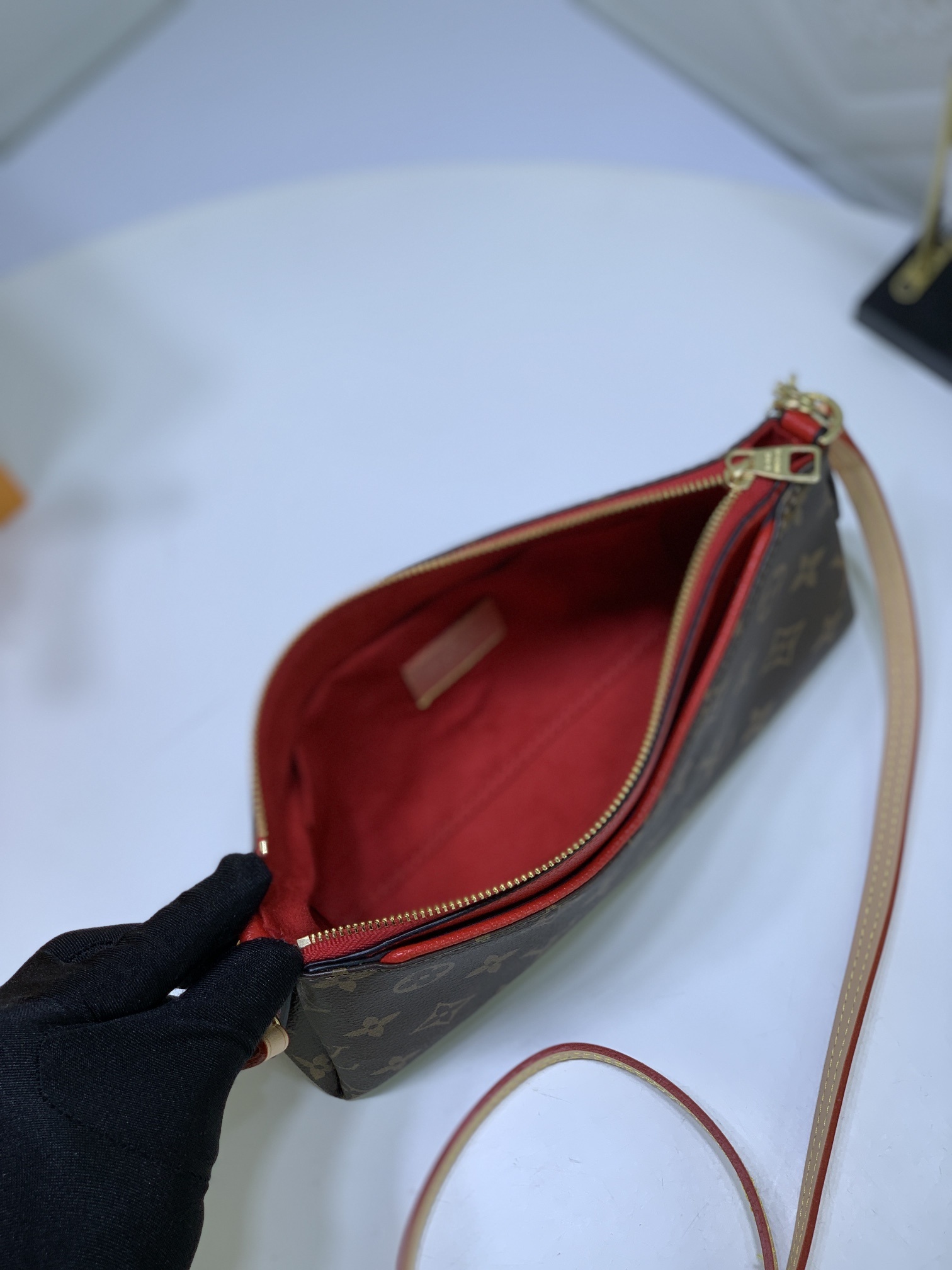 LV PALLS CLUTH M41638