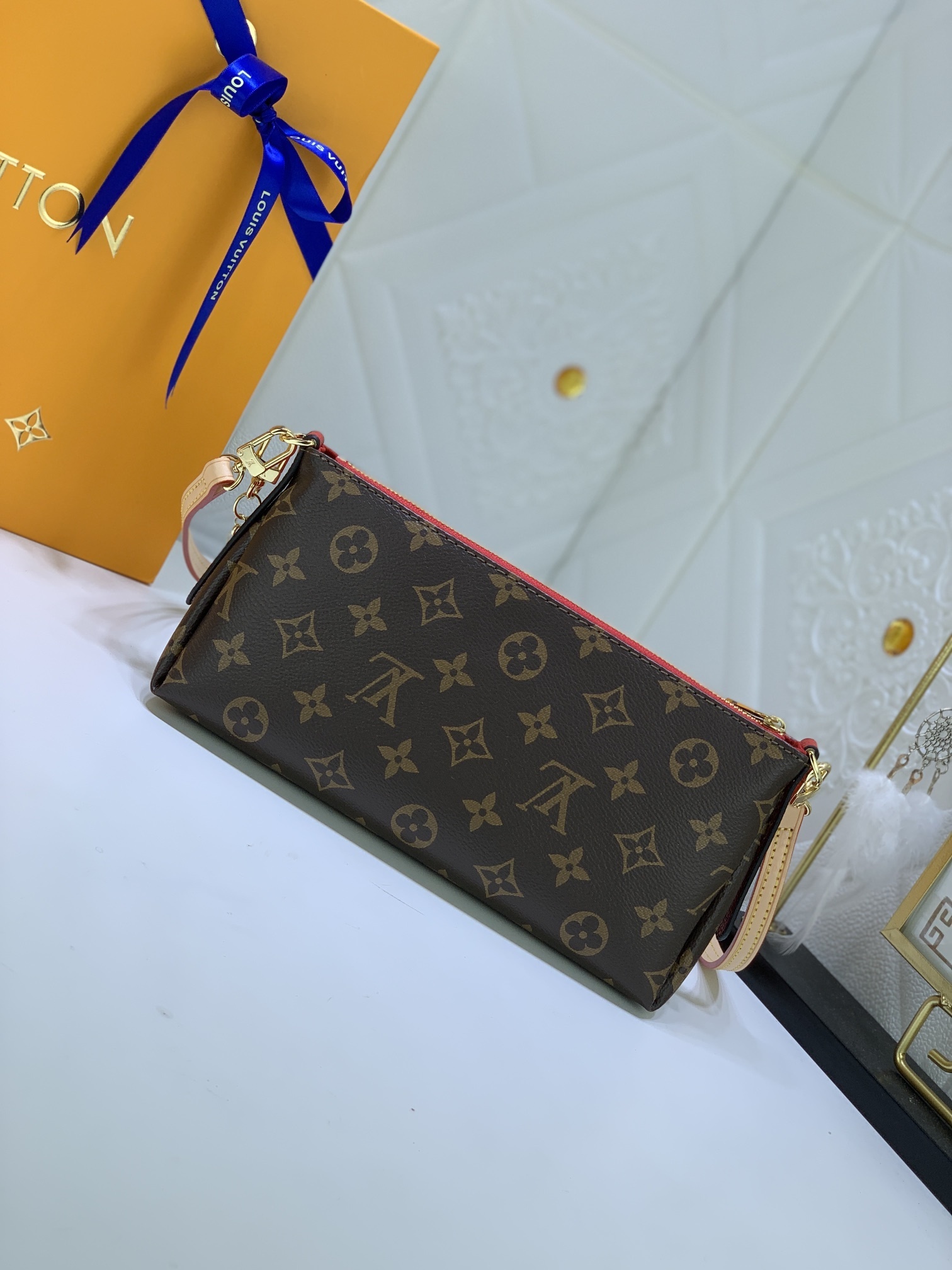 LV PALLS CLUTH M41638