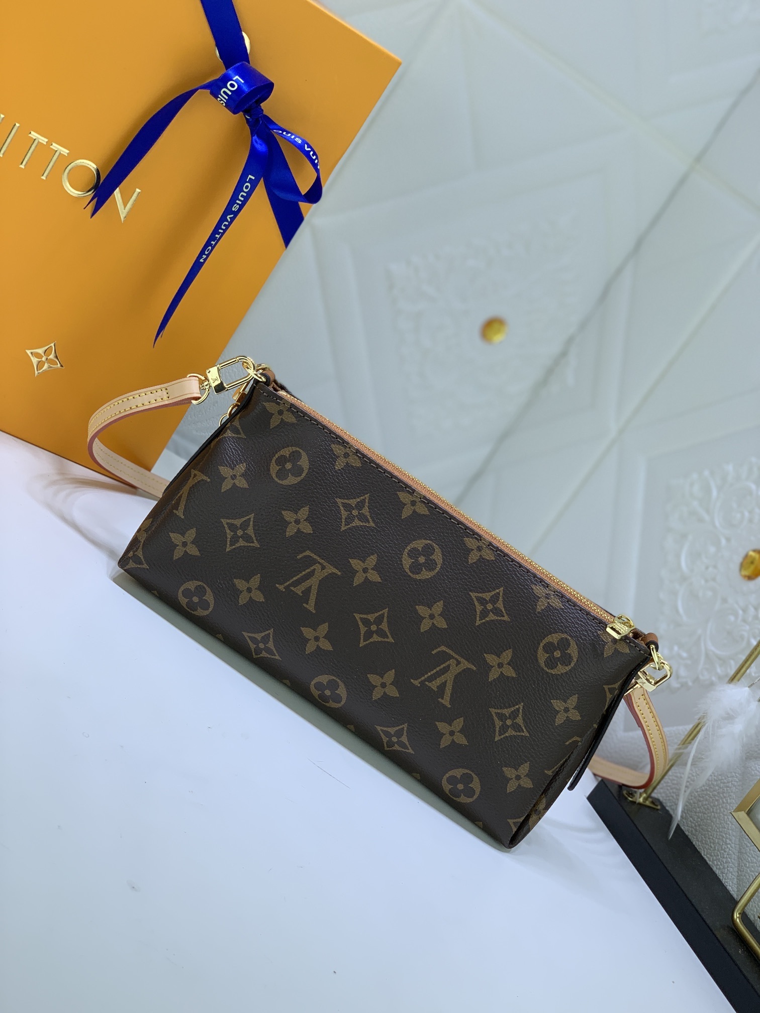 LV PALLS CLUTH M41638
