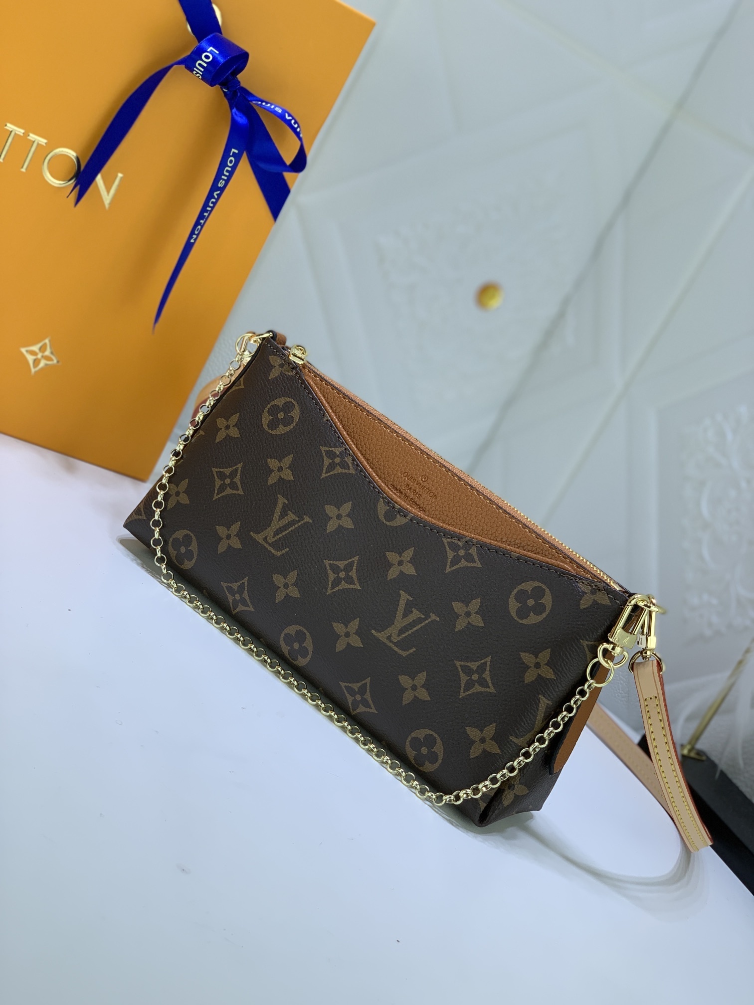 LV PALLS CLUTH M41638