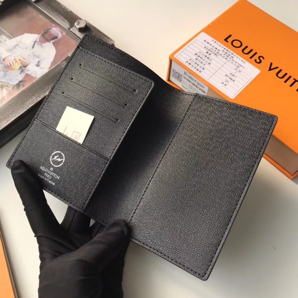 LV PASSPORT COVER M60181A