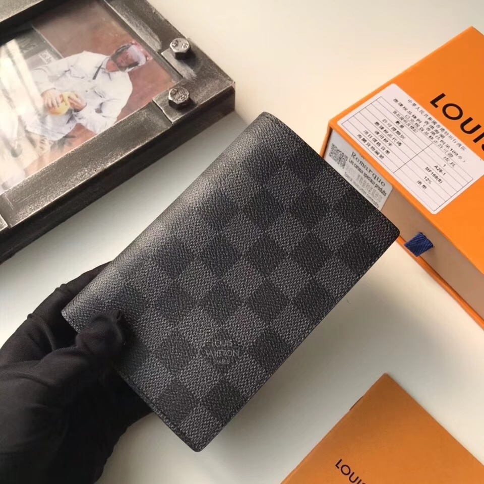 LV PASSPORT COVER M60181A
