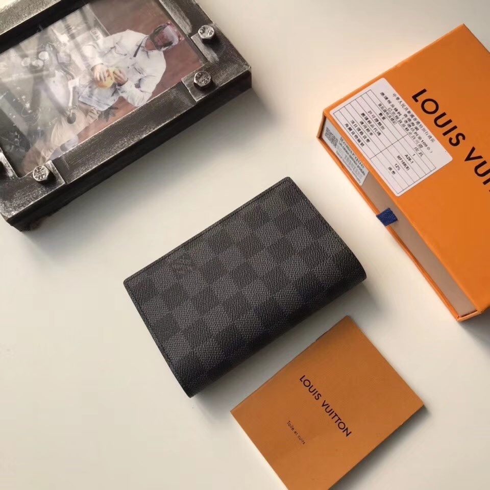 LV PASSPORT COVER M60181A