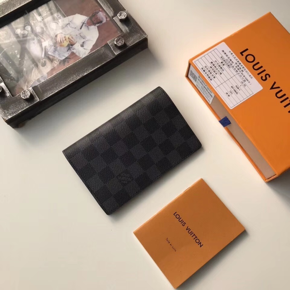 LV PASSPORT COVER M60181A