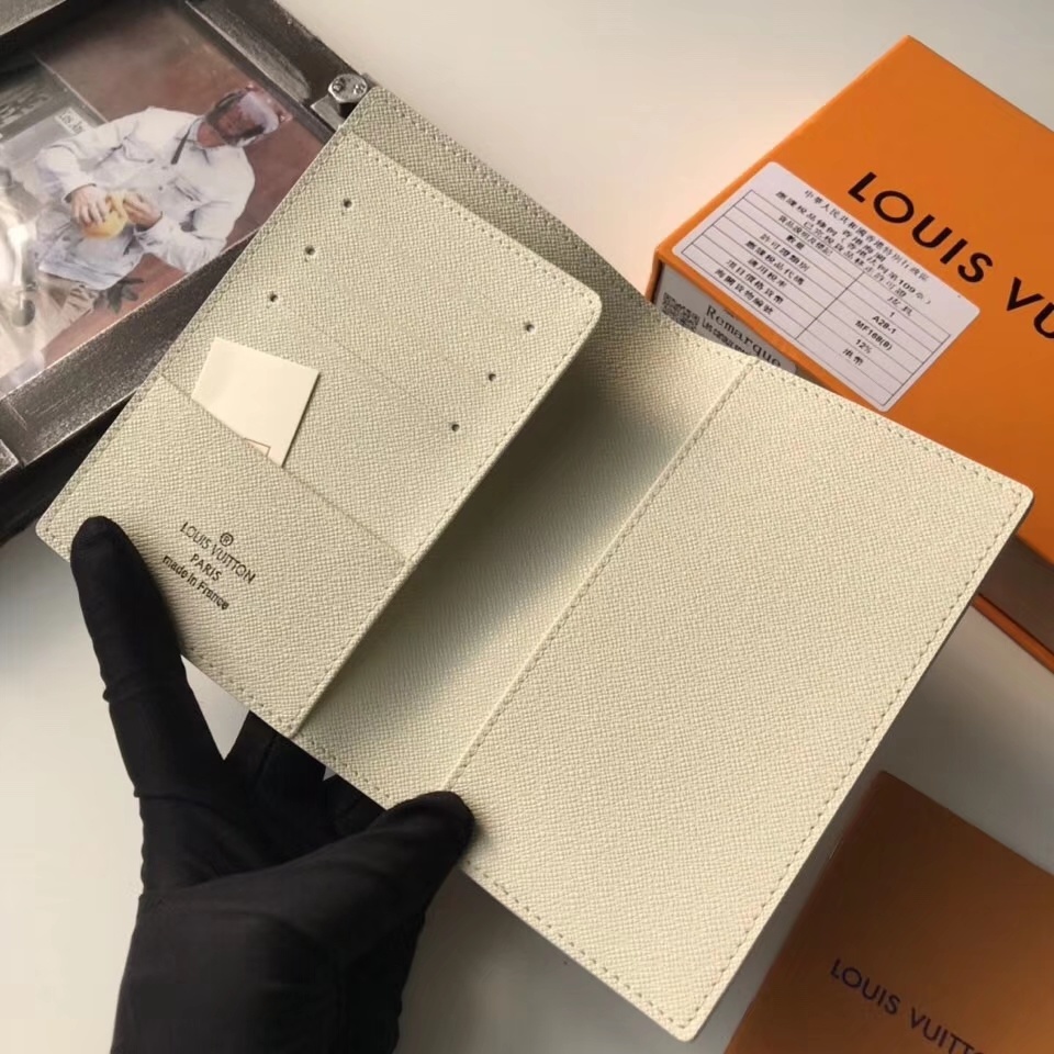 LV PASSPORT COVER M60181A