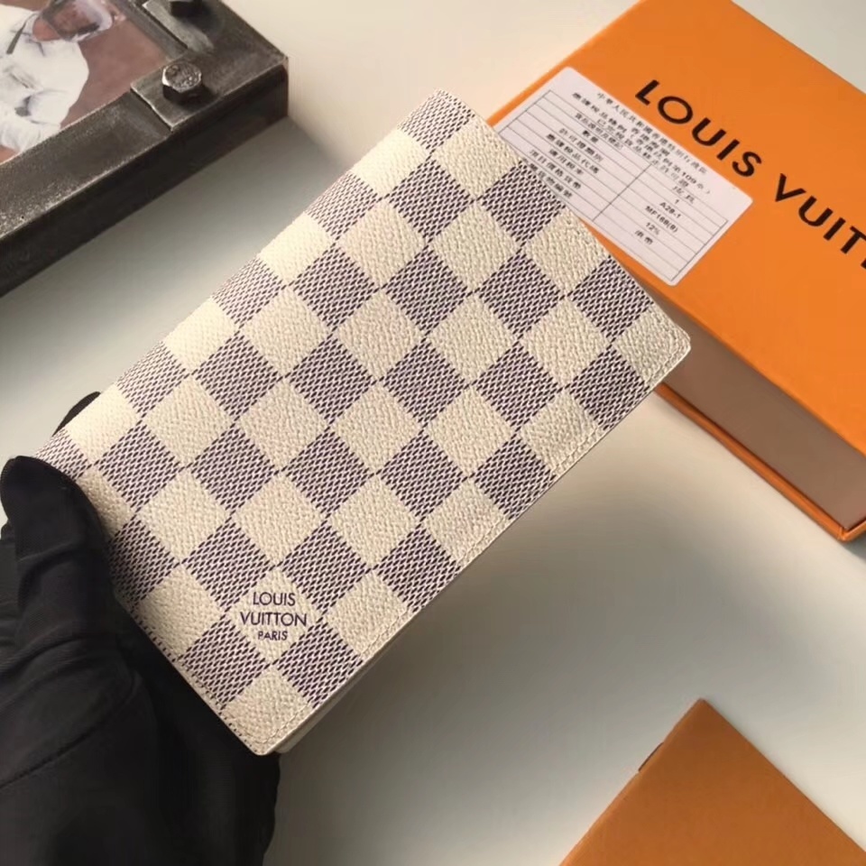 LV PASSPORT COVER M60181A