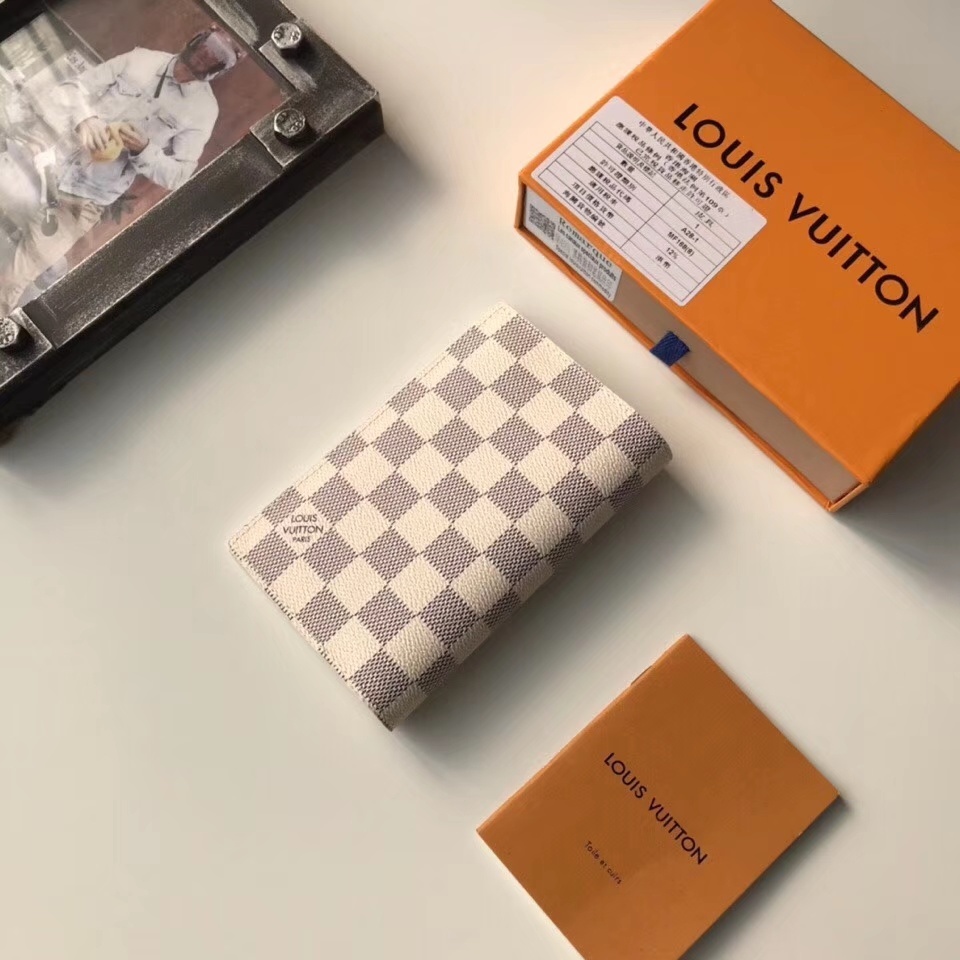 LV PASSPORT COVER M60181A