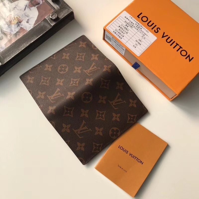 LV PASSPORT COVER M60181A