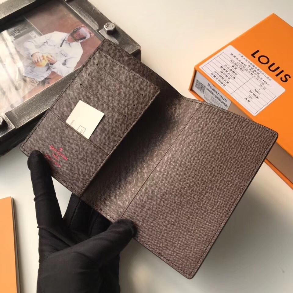 LV PASSPORT COVER M60181A