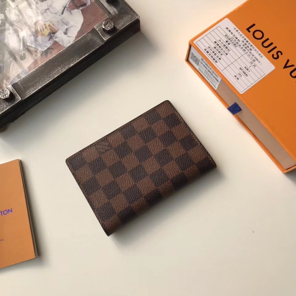 LV PASSPORT COVER M60181A