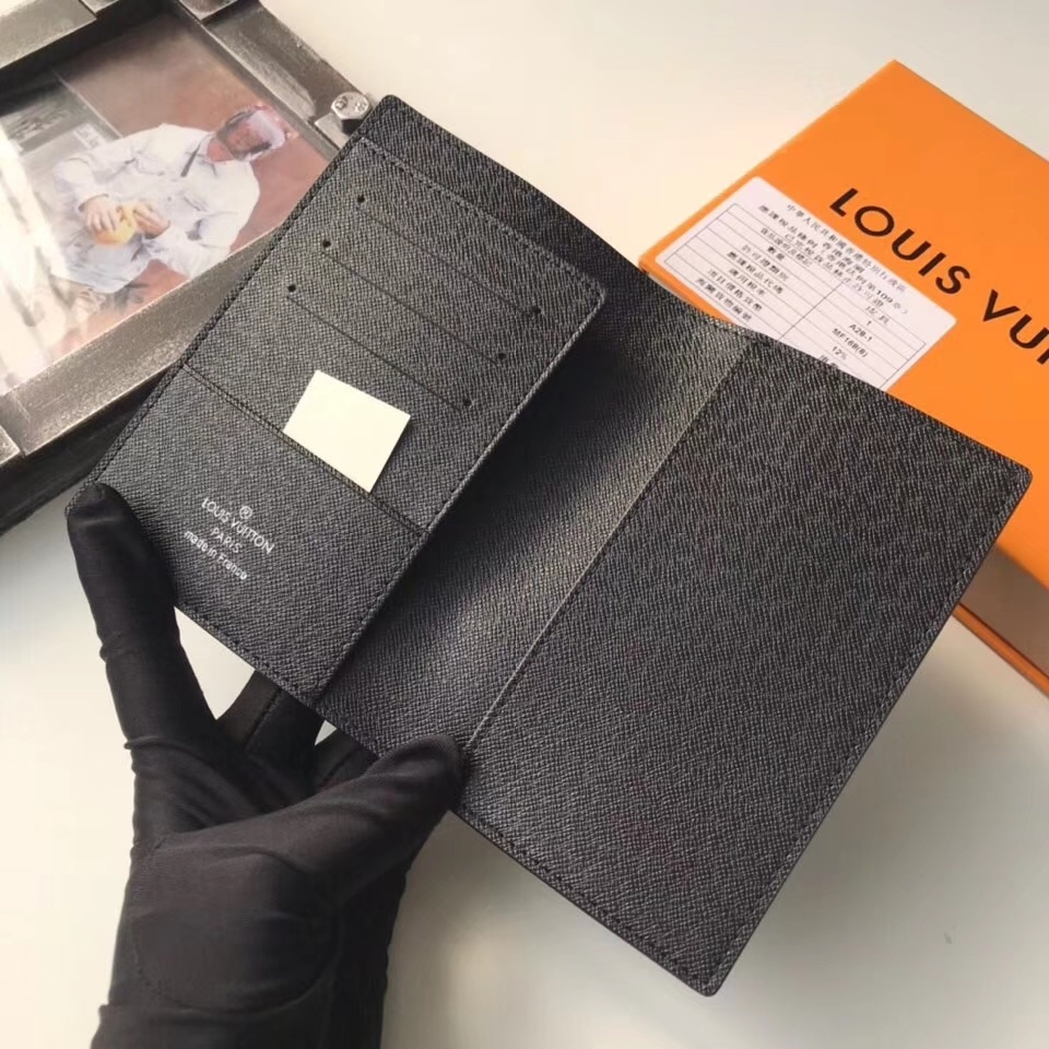 LV PASSPORT COVER M60181A