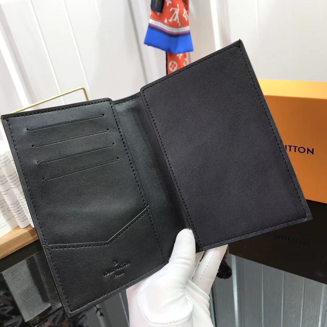 LV PASSPORT COVER M62089 