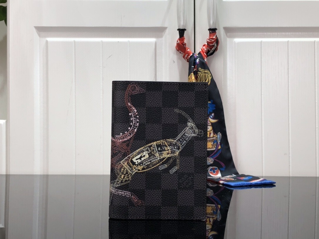 LV PASSPORT COVER N64604 