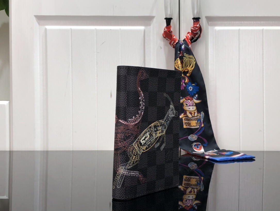 LV PASSPORT COVER N64604 