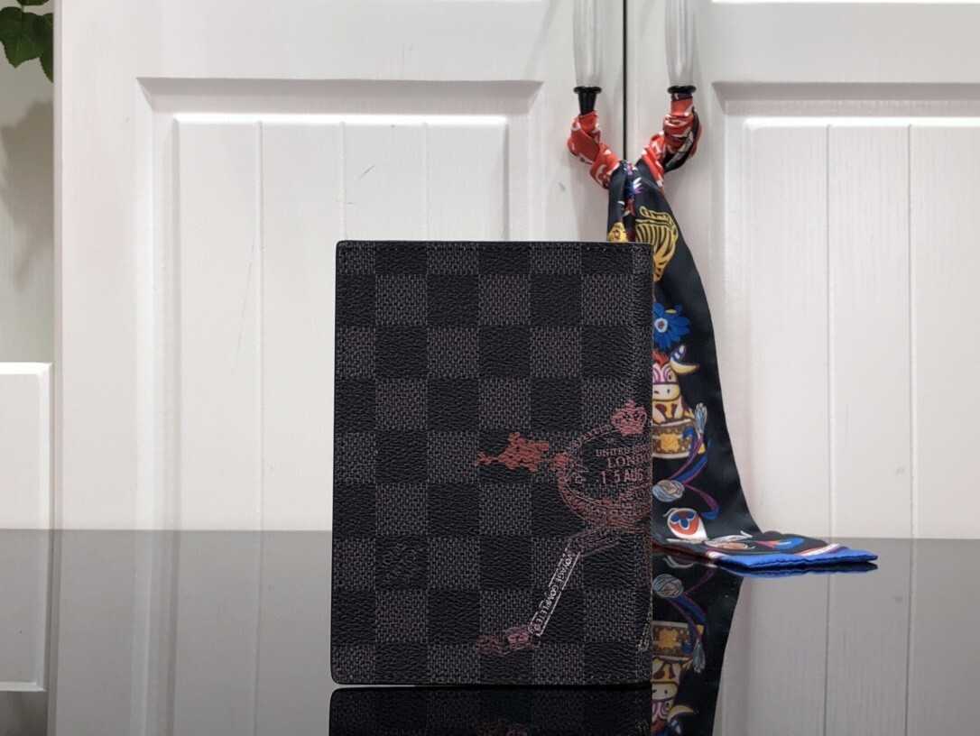 LV PASSPORT COVER N64604 