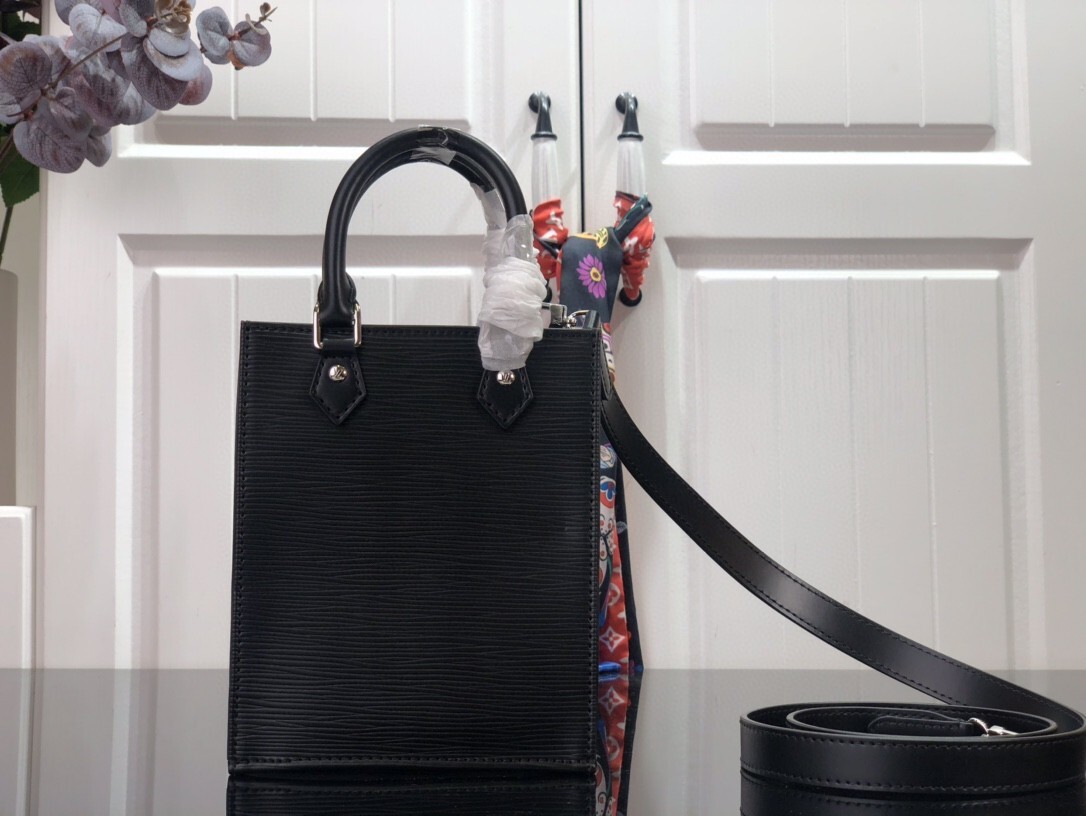 LV PETIT SAC PLAT M69575