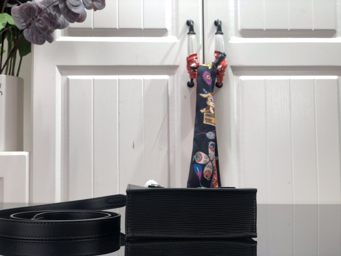 LV PETIT SAC PLAT M69575