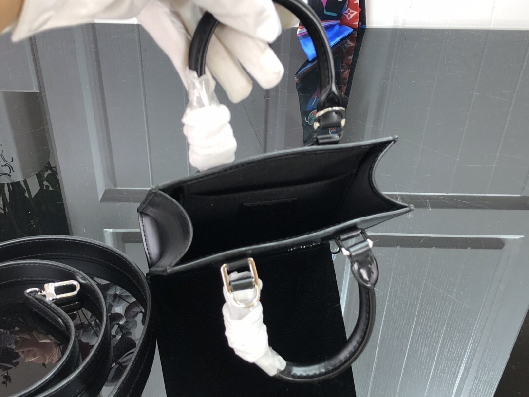 LV PETIT SAC PLAT M69575