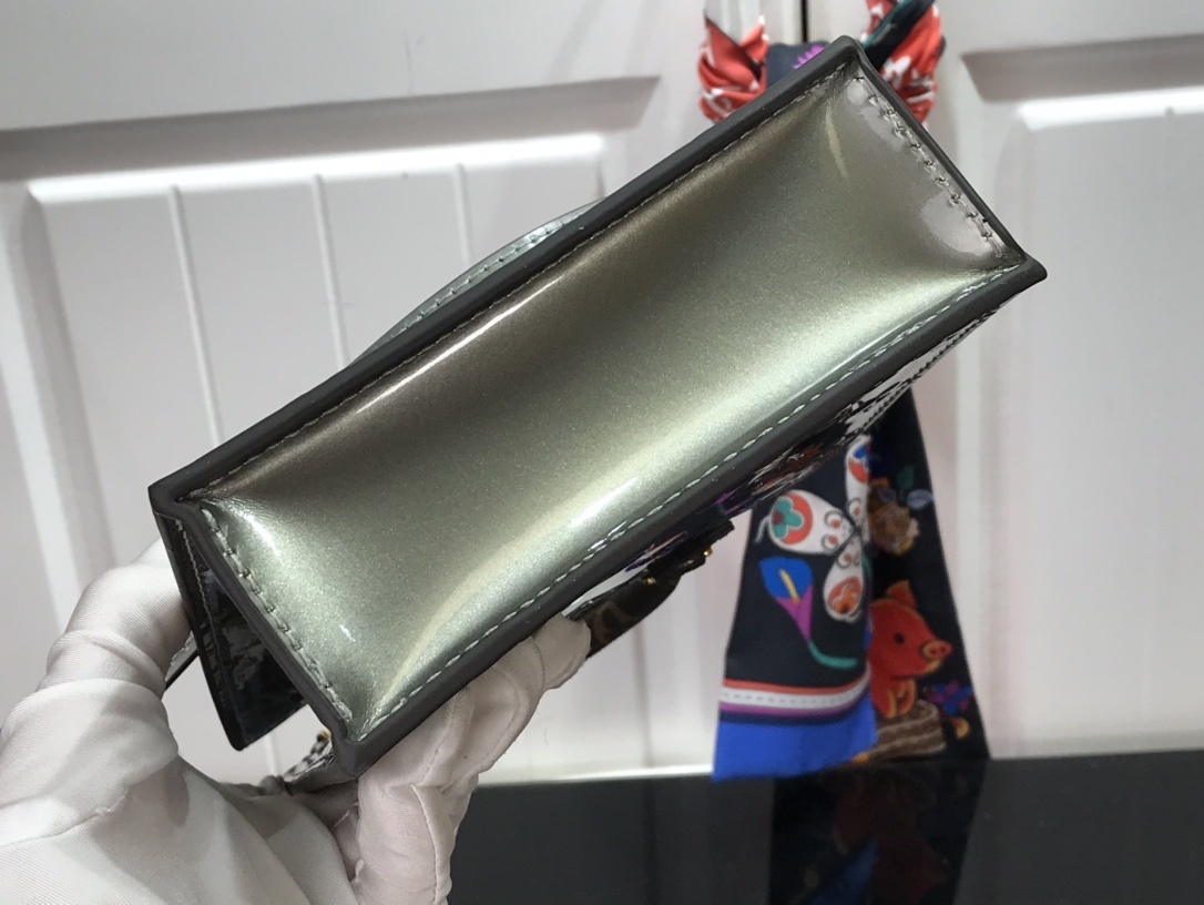 LV PETIT SAC PLAT M90564 