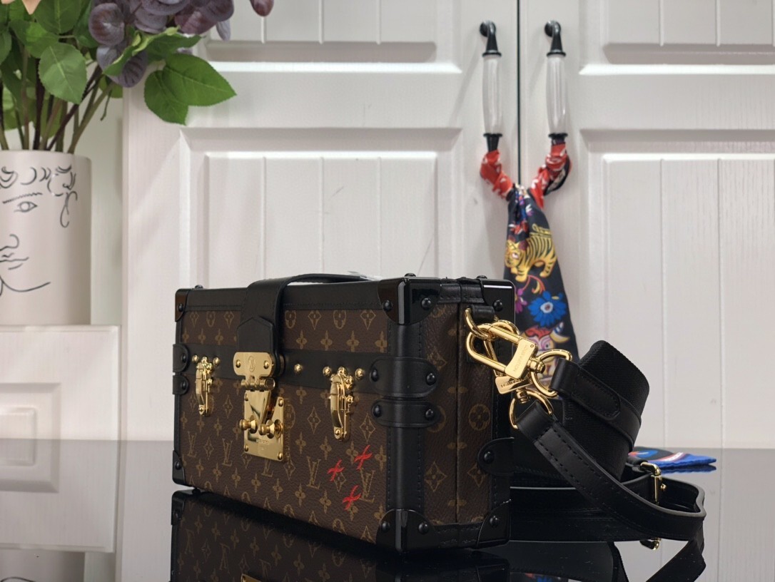 LV PETITE MALLE EAST WEST M46120