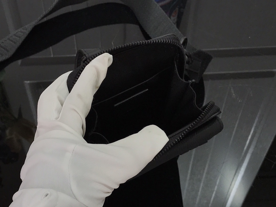 LV PHONE POUCH M57089