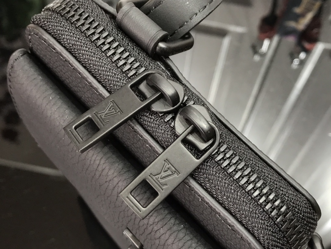 LV PHONE POUCH M57089