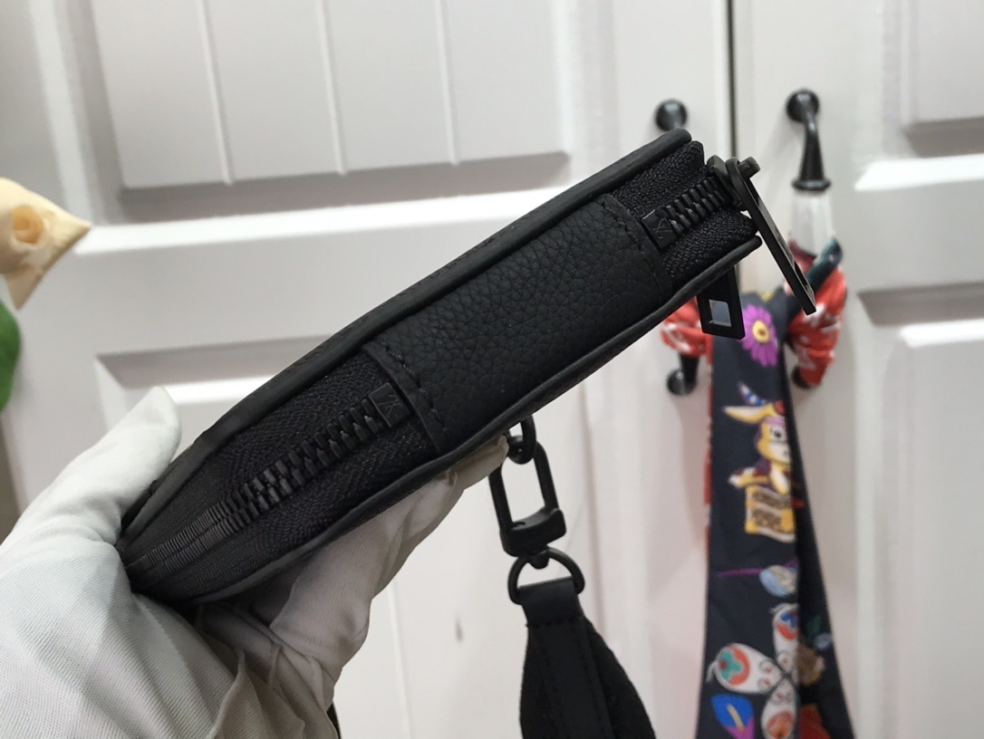 LV PHONE POUCH M57089