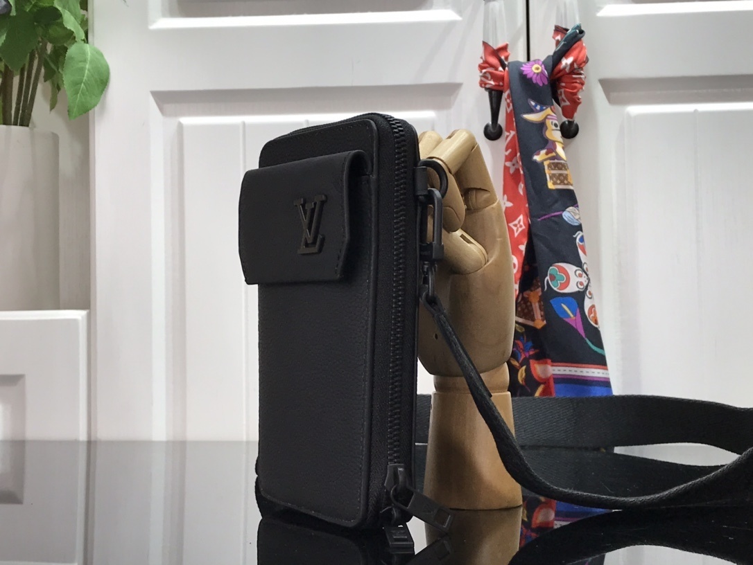 LV PHONE POUCH M57089