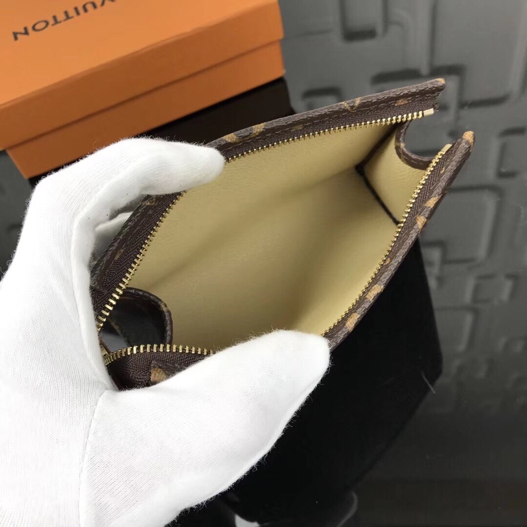 LV POCHE TOILETTE 15 M47546