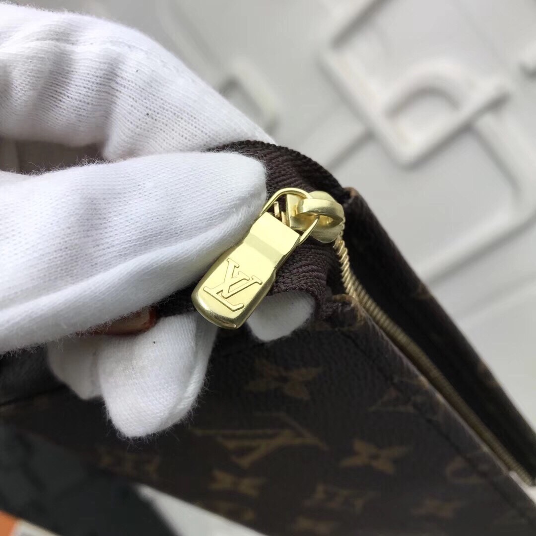 LV POCHE TOILETTE 15 M47546