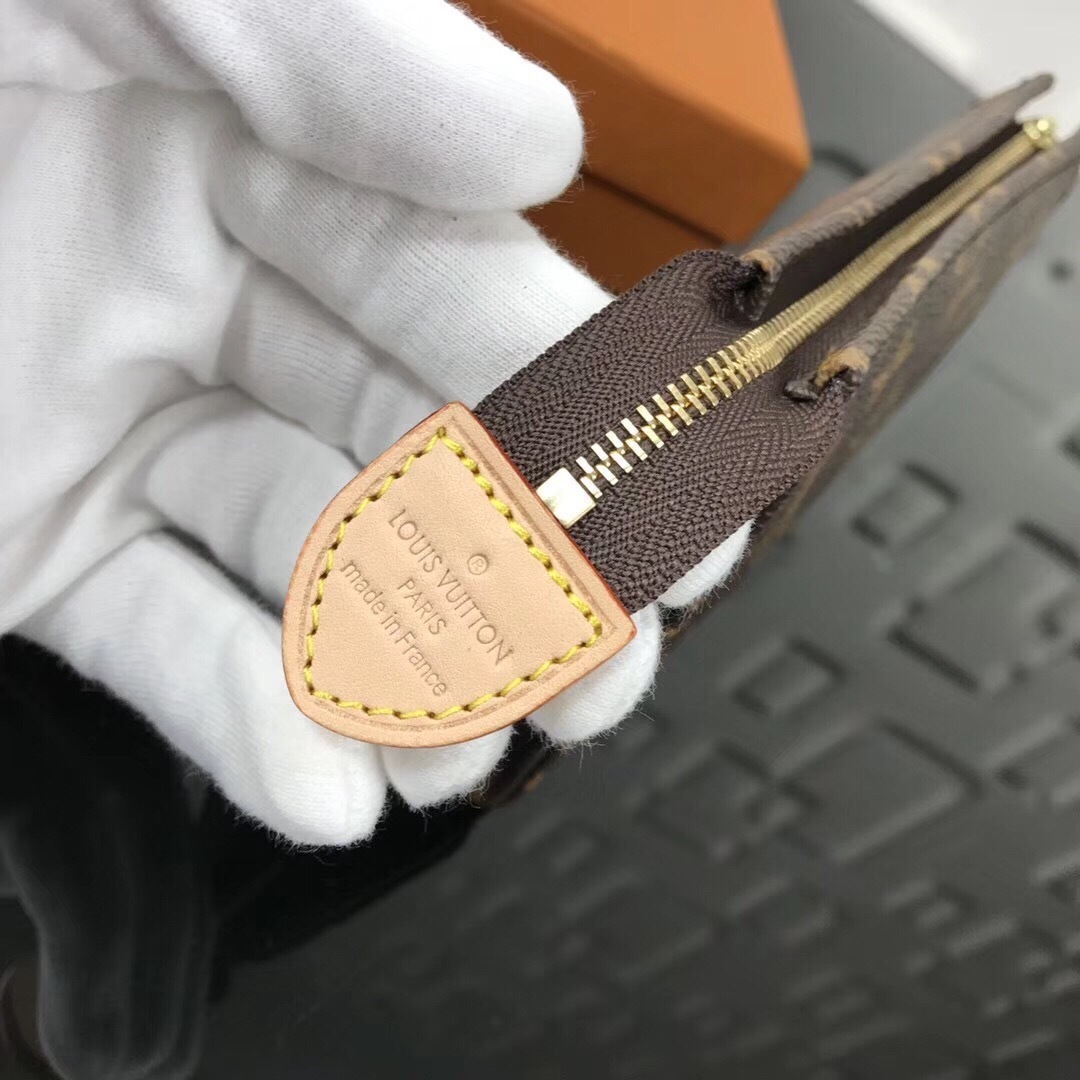 LV POCHE TOILETTE 15 M47546